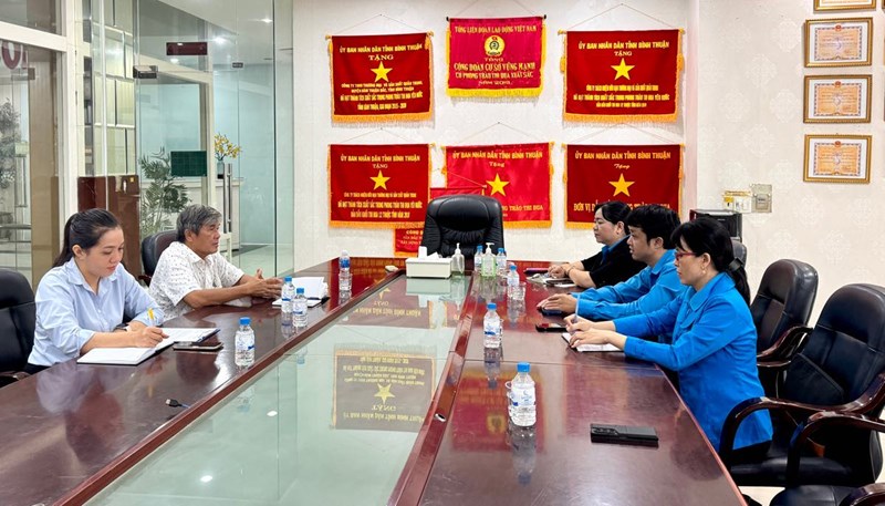 Lanh dao Lien doan Lao dong tinh Lam Dong cung Chu tich Cong doan phuong Ham Thang lam viec voi cong ty de giai quyet tinh trang cham luong cong nhan. Anh: Duy Tuan