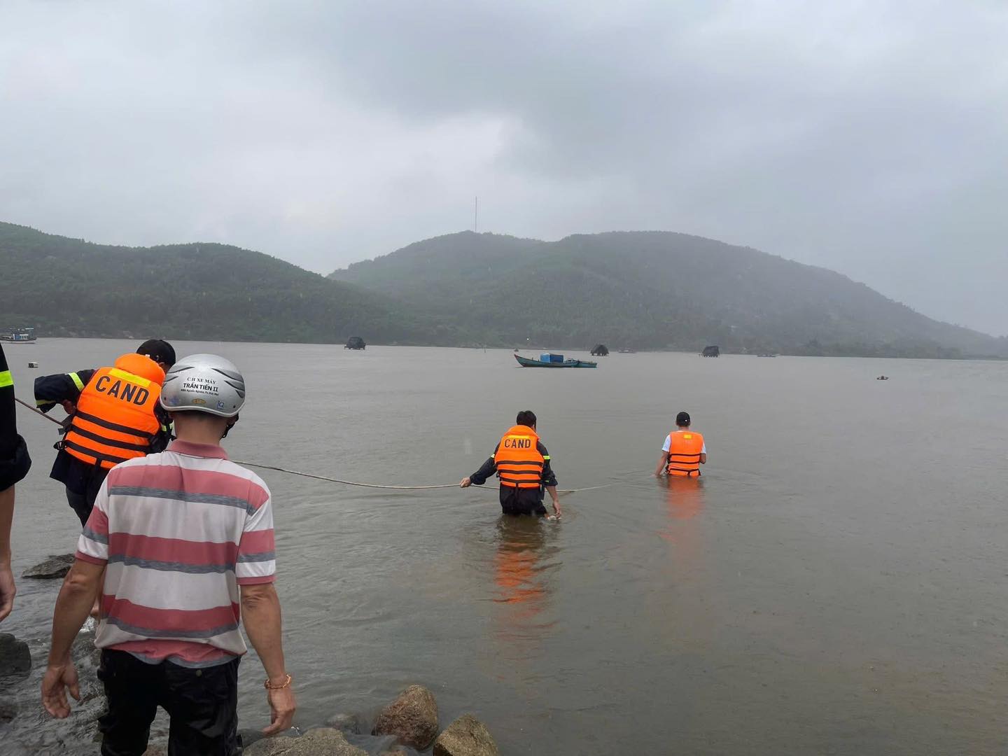 Quang Ngai의 기능 부대가 피해자의 시신을 발견했습니다. 사진: Tra Cau 구 경찰서