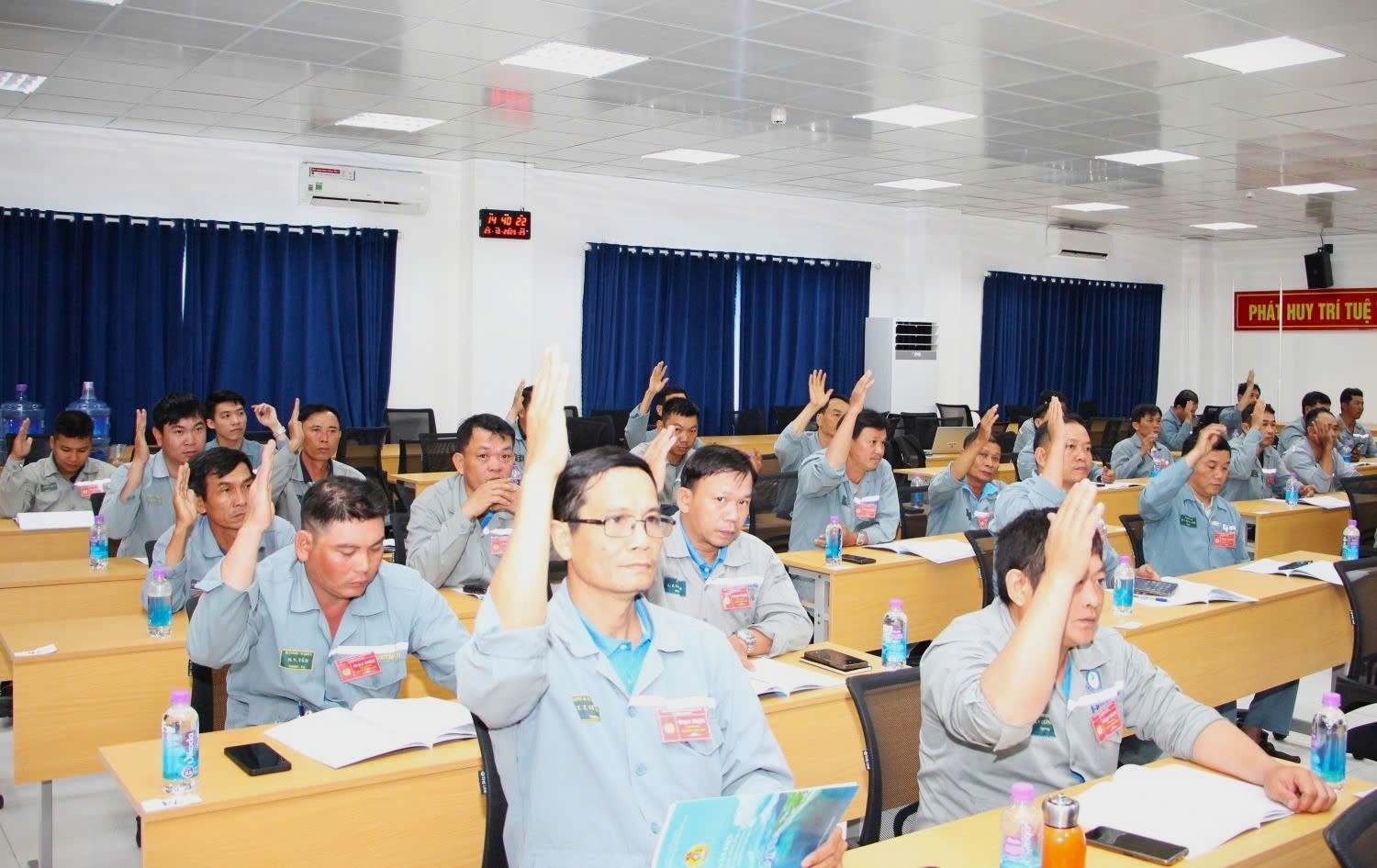 Cac dai bieu tham du Dai hoi bieu quyet thong qua cac chi tieu phan dau cho nhiem ky 2025-2030. Anh: Phuong Linh