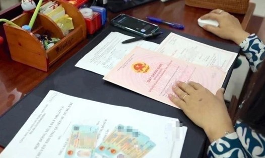 Nhiều người quan tâm tới quy định đính chính sổ đỏ. Ảnh: Cổng Thông tin Chính phủ