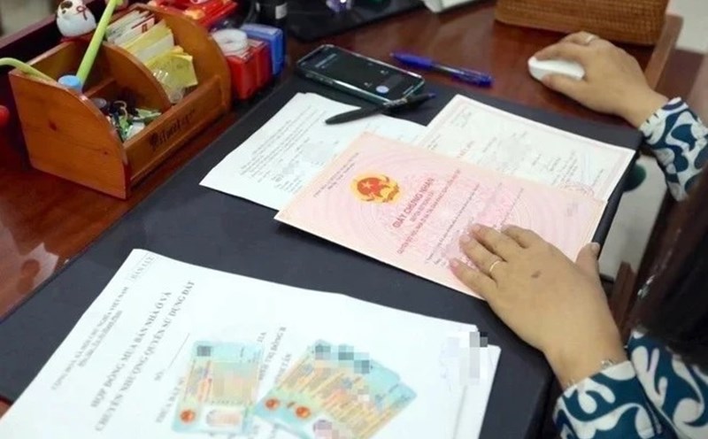 Many people are interested in the regulation on correcting red books. Photo: Government Information Portal