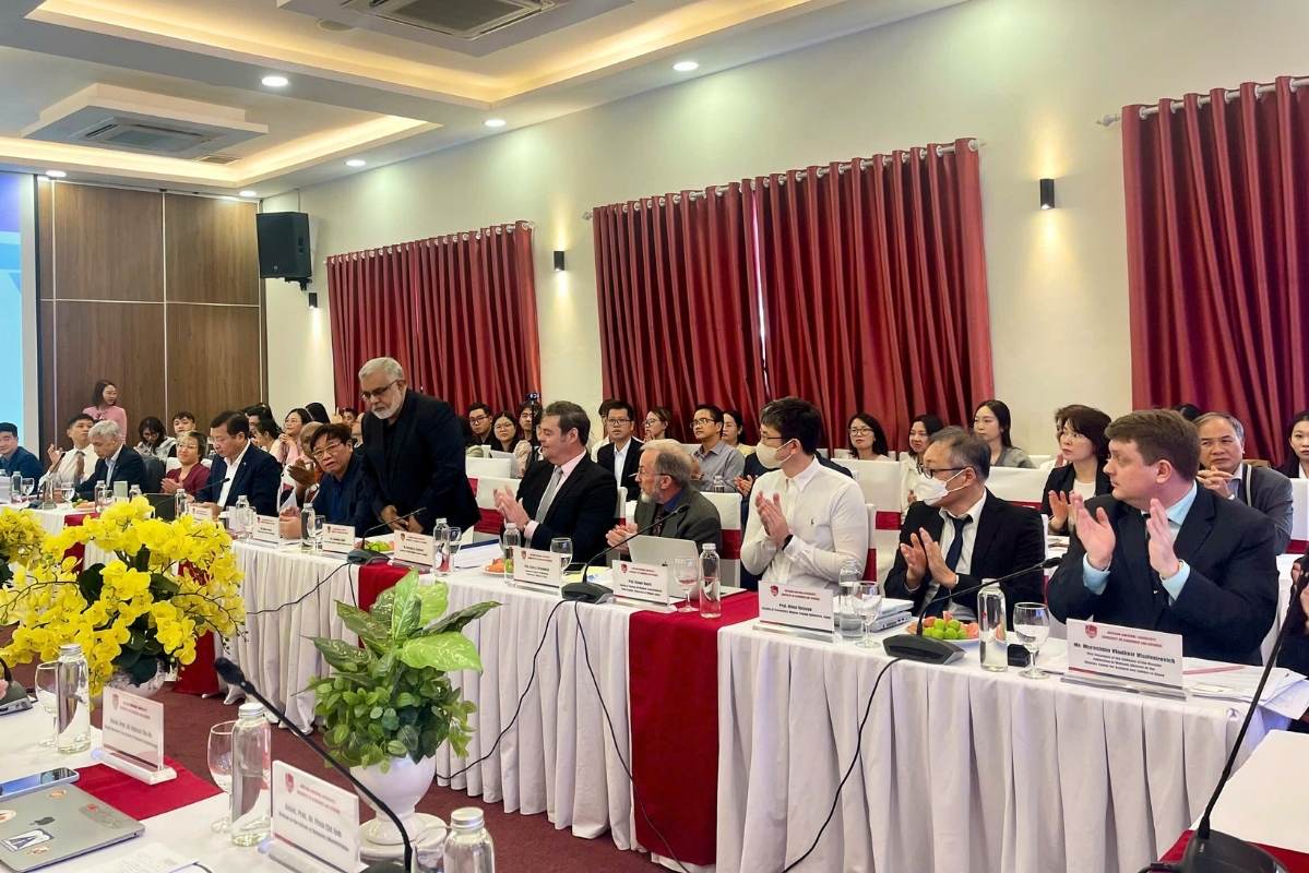 Cac chuyen gia, Anh: Nha truong