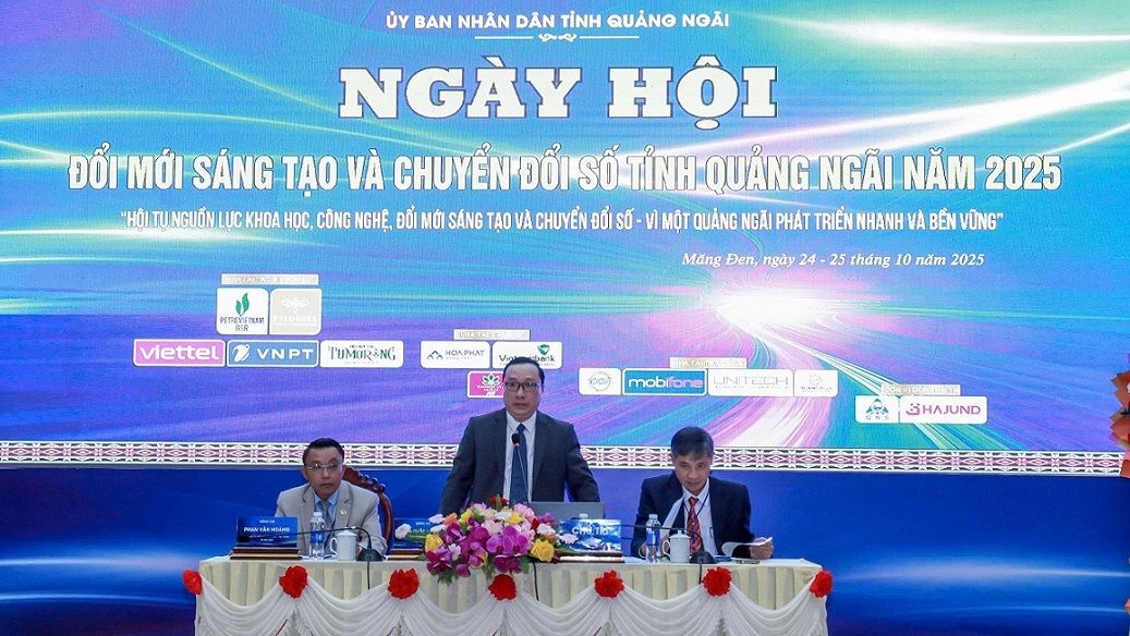 クアンガイ省科学技術局副局長のグエン・クオック・フイ・ホアン氏が会議で講演した。写真: ホアン・タン