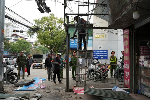 Phường Thanh Liệt ra quân dẹp “điểm nóng” lấn chiếm vỉa hè trước Bệnh viện K Tân Triều. Ảnh: Chánh Tiến