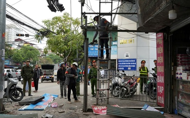 El barrio de Thanh Liet se une para limpiar el 'punto caliente' que invade la acera frente al Hospital K Tan Trieu. Foto: Chanh Tien