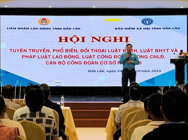 Les dirigeants de la Federation du travail de la province de Dak Lak diffusent le contenu de la propagande aux membres du syndicat et aux travailleurs. Photo : Syndicat de Dak Lak