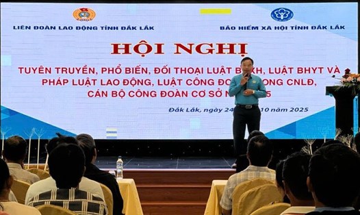 Lãnh đạo Liên đoàn Lao động tỉnh Đắk Lắk phổ biến nội dung tuyên truyền đến đoàn viên, người lao động. Ảnh: Công đoàn Đắk Lắk
