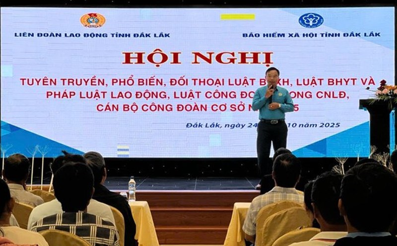 The leaders of the Dak Lak Provincial Federation of Labor disseminated propaganda content to union members and workers. Photo: Dak Lak Labor Union
