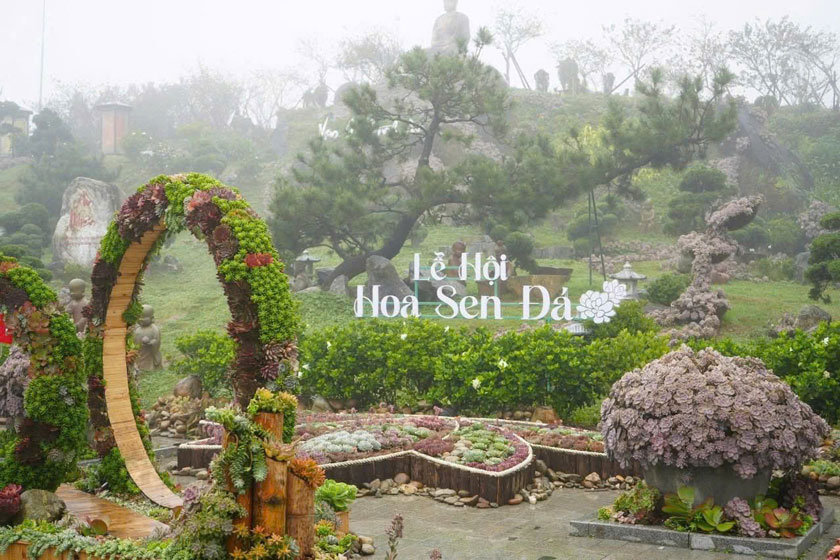 사파의 2025년 돌꽃 축제는 많은 사람들의 관심을 받고 있습니다. 사진: Pham Quynh