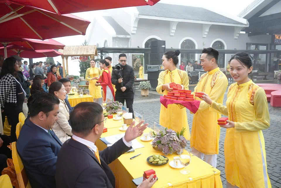 Khai mac Le hoi Mua Dong va Le hoi Hoa Sen da 2025 - “ Vu dieu mua Dong trong mach nguon van hoa”. Anh: Pham Quynh