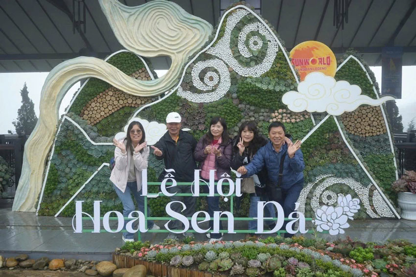 Du khach chup anh luu niem tai Le hoi Hoa sen da. Anh: Pham Quynh