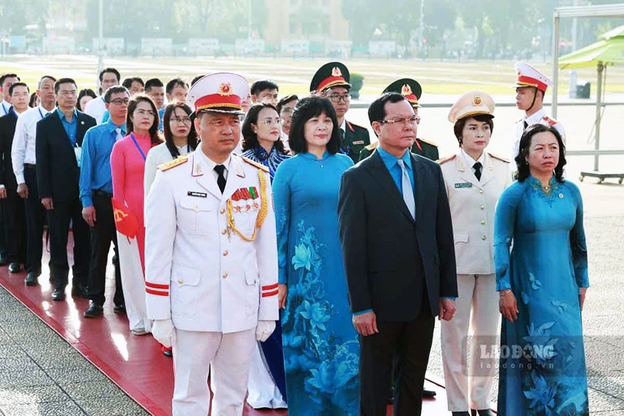 The delegation attended the ceremony to report the donation to Uncle Ho. Photo: Hai Nguyen
