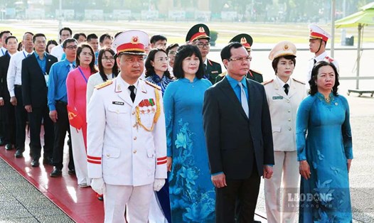 Đoàn đại biểu dự lễ báo công dâng Bác. Ảnh: Hải Nguyễn