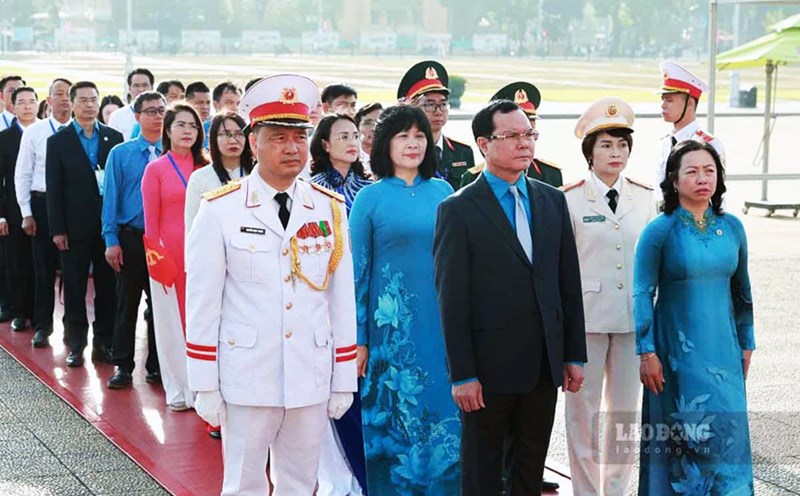 The delegation attended the ceremony to report the donation to Uncle Ho. Photo: Hai Nguyen