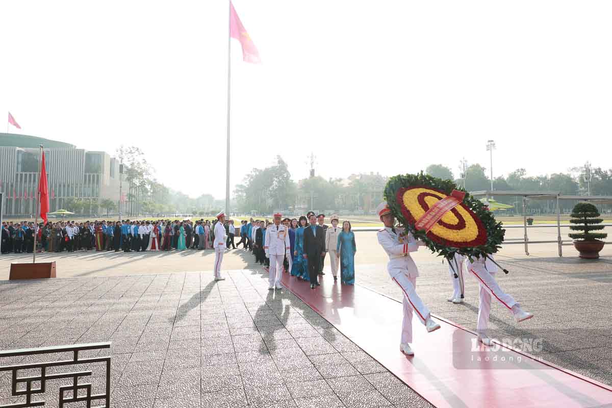 Doan dai bieu dang vong hoa vieng Chu tich Ho Chi Minh. Anh: Hai Nguyen