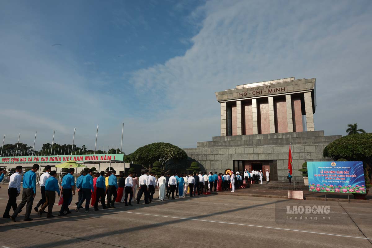 Doan dai bieu vao lang vieng Chu tich Ho Chi Minh. Anh: Hai Nguyen