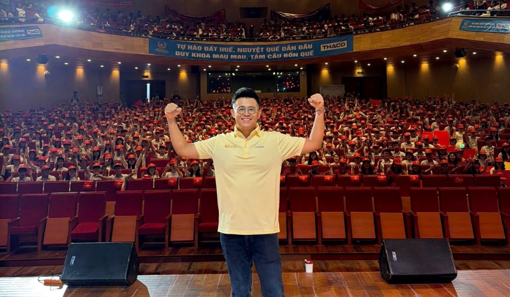 MC Duc Bao da co mat tai diem cau chung ket Duong len dinh Olympia nam 2025 tai Hue. Anh: Ban To chuc cung cap