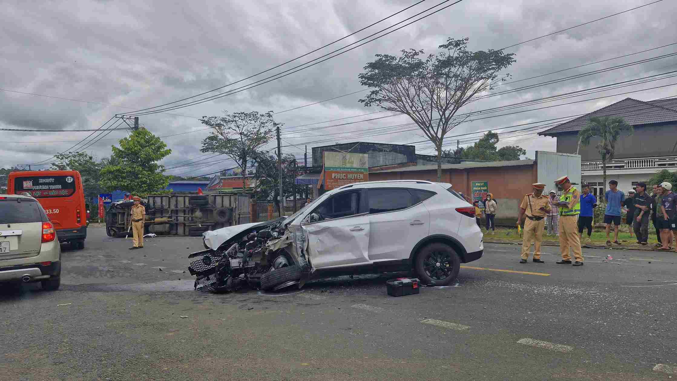 Escena del accidente de trafico en la Carretera Nacional 20 que atraviesa Lam Dong. Foto: Lam Hong