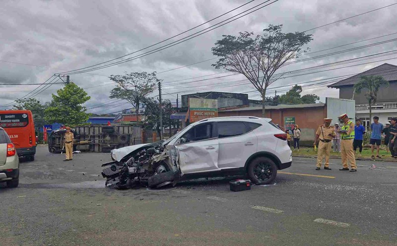 Scene of the traffic accident on National Highway 20 through Lam Dong. Photo: Lam Hong