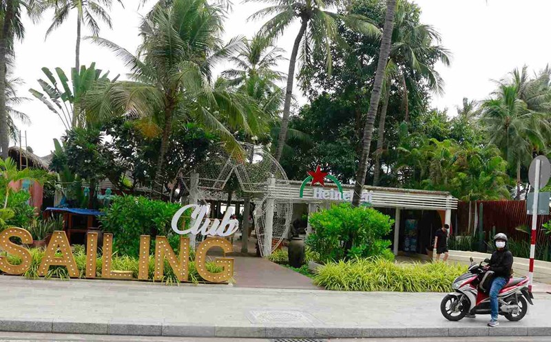 The locality has reclaimed more than 2,369m2 of land from the Sailing Club Nha Trang restaurant. Photo: Huu Long