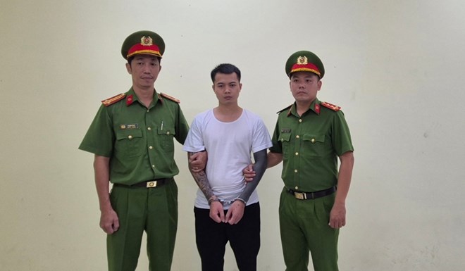 Cơ quan Cảnh sát điều tra Công an TPHCM đọc lệnh khởi tố, bắt tạm giam Tiktoker “Tàng Keng Ông Trùm” vì đăng clip xúc phạm, chia rẽ vùng miền. Ảnh: Công an