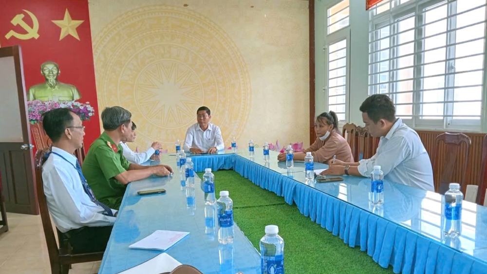 Lãnh đạo UBND xã An Biên có buổi làm việc với chị L.T.K - mẹ bé trai 4 tháng tuổi trong vụ rơi xuống kênh xáng Xẻo Rô tử vong. Ảnh: Nam Phương