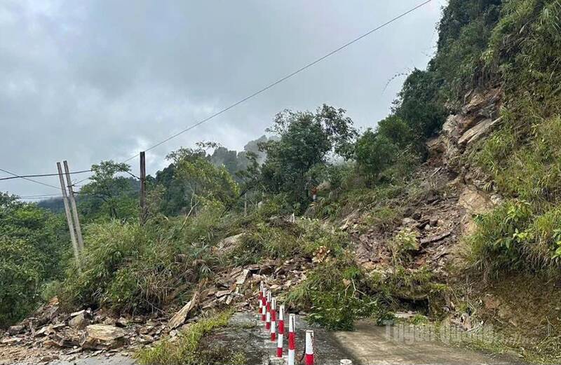 Landslides of thousands of cubic meters of rock and soil in the Quan Ba Sky Gate area. Photo: Viet Bac