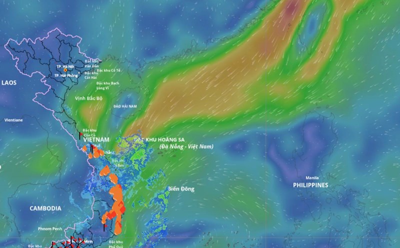 The low pressure area in the East Sea connects with the low pressure trough, causing strong winds and big waves in some sea areas. Photo source: Vietnam Disaster Monitoring System