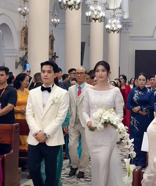 A hau Quynh Chau va doanh nhan Phat Nguyen trong le hon phoi tai nha tho. Anh cat tu video