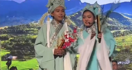 Ho Van Cuong va Thien Nhan trong tiet muc cua chuong trinh. Anh cat tu video