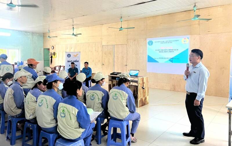 Promotion des politiques d'assurance pour les travailleurs. Photo : Syndicat de Tuyen Quang