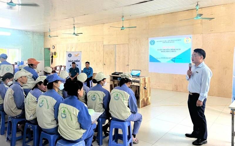 Propagating insurance policies for employees. Photo: Tuyen Quang Trade Union