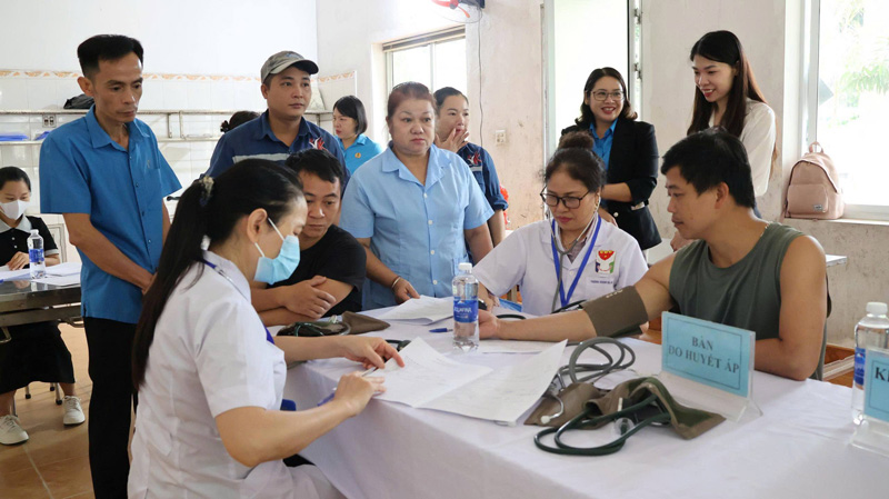 Union members, workers, and laborers of RK Vietnam Company will have regular health check-ups in 2025. Photo: Anh Tinh