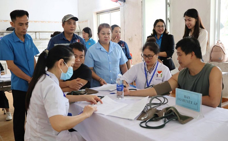 Union members, workers, and laborers of RK Vietnam Company will have regular health check-ups in 2025. Photo: Anh Tinh