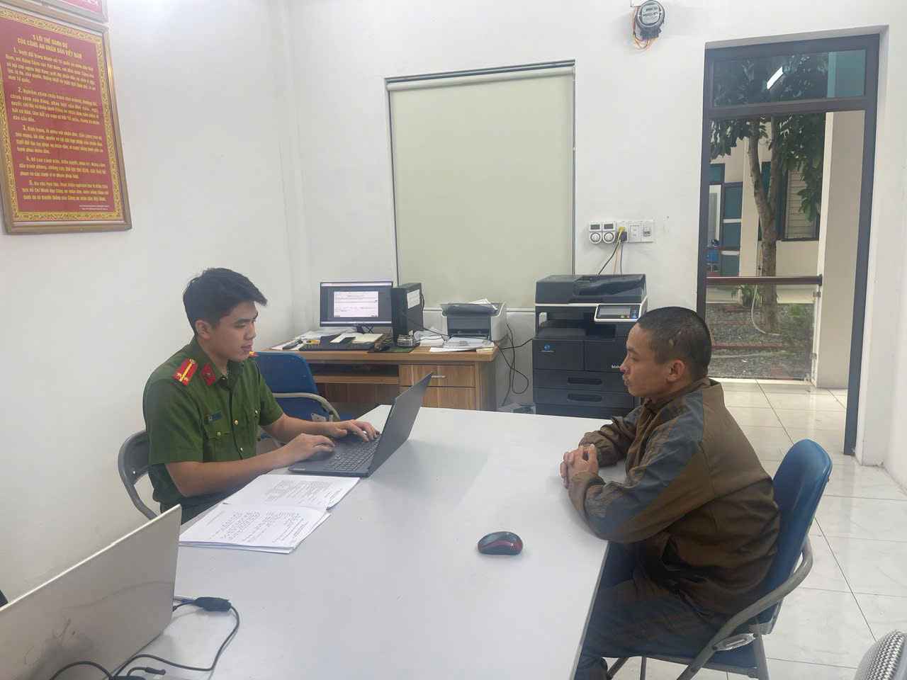 Cong an xa Nam Sach lam viec voi doi tuong Hoang Van Khac ve hanh vi mua ban trai phep chat ma tuy. Anh: Cong an xa Nam Sach