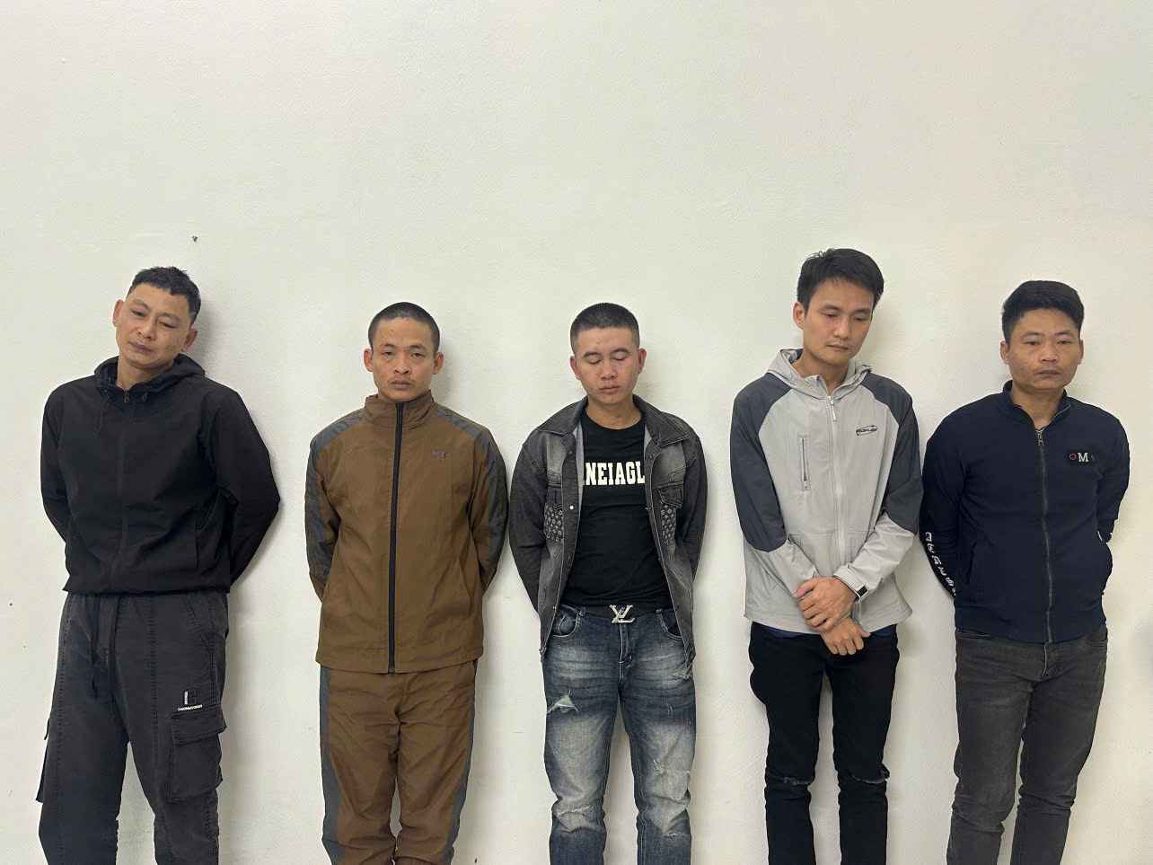 하이퐁시 남삭(Nam Sach)면 공안이 마약 불법 거래를 위해 빵을 소지한 용의자를 현장에서 체포했습니다. 사진: 남삭(Nam Sach)면 공안