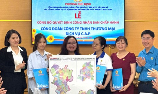 Đại diện Công đoàn phường Phú Định chúc mừng, tặng bản đồ hành chính TPHCM cho Ban Chấp hành Công đoàn cơ sở Công ty TNHH thương mại dịch vụ C.A.P. Ảnh: Đức Long