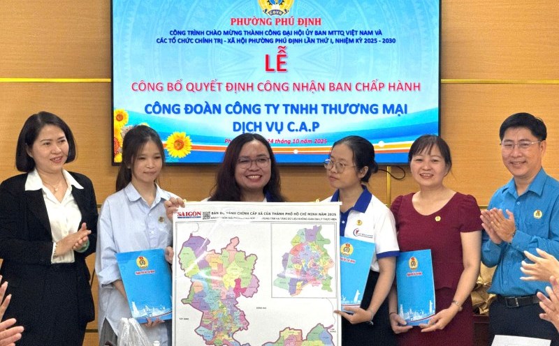 Representatives of Phu Dinh Ward Trade Union congratulated and presented the administrative map of Ho Chi Minh City to the Executive Committee of the Trade Union of C.A.P Trading and Service Company Limited. Photo: Duc Long