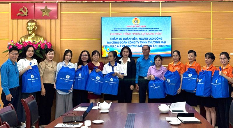 Cong doan phuong Phu Dinh tang qua (tri gia 300.000 dong/suat) cho doan vien tai Cong ty TNHH Thuong mai Dich vu C.A.P va Truong mam non Anh Duong. Anh: Duc Long