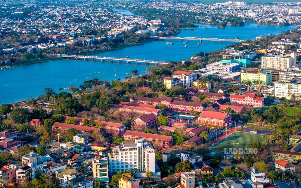 Nam ben dong Huong Giang, Truong THPT Chuyen Quoc hoc Hue – ngoi truong 129 nam tuoi, duoc xem la bieu tuong giao duc cua dat Co do, noi dao tao nhieu the he hoc sinh uu tu cho dat nuoc.