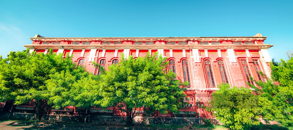 Truong Quoc hoc Hue tung la noi hoc tap va giang day cua nhieu lanh dao nhu Chu tich Ho Chi Minh, Tong Bi thu Tran Phu, Tong Bi thu Le Duan, Dai tuong Vo Nguyen Giap…