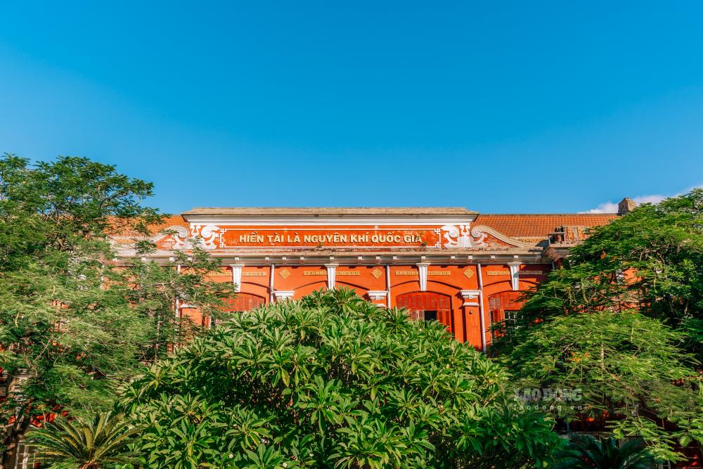 Truong hien co doi ngu giao vien gioi, chuong trinh dao tao chat luong cao va nhieu hoc sinh dat giai quoc gia, quoc te o cac mon van hoa, khoa hoc va sang tao.