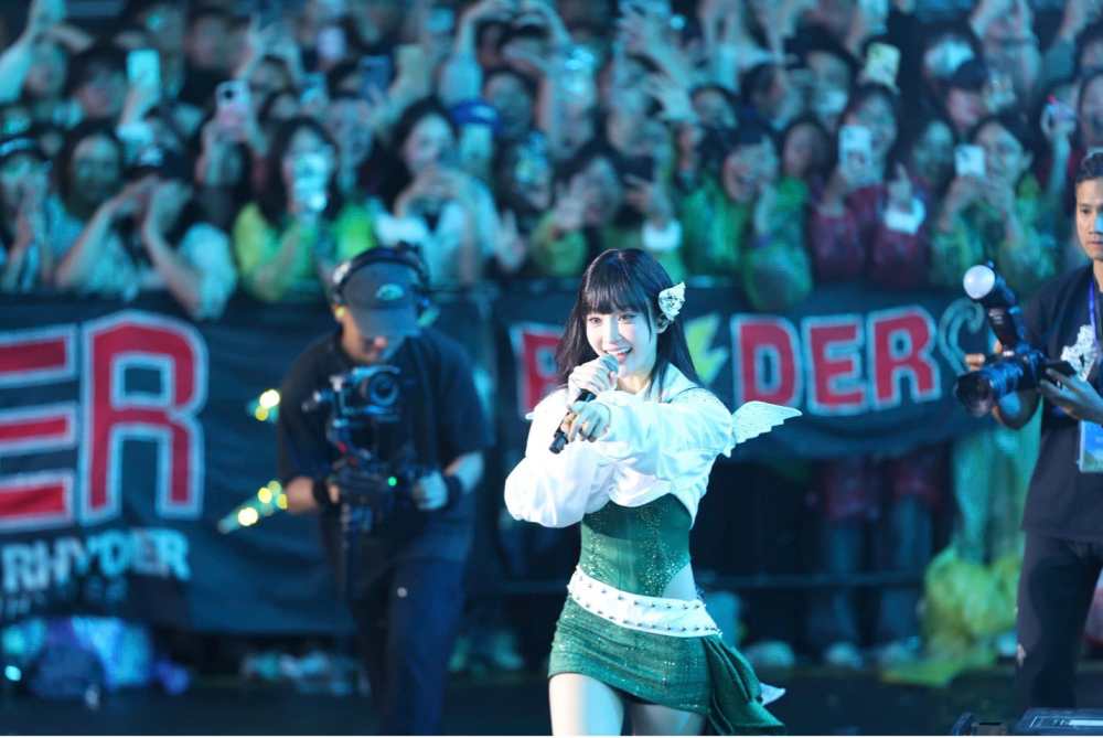 Juky San hao hung khi lan dau hat giua mua thu Ha Noi. Anh: Ban to chuc