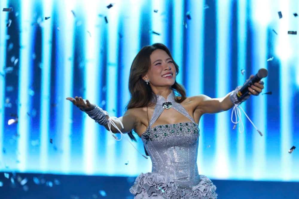 Ha Nhi dac biet loi cuon khan gia voi man tuong tac di dom tren san khau. Anh: Ban to chuc