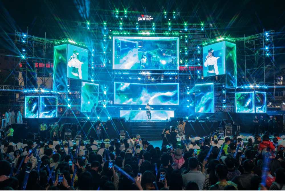 Hang ngan khan gia doi mua gop mat trong dem nhac. Anh: Ban to chuc