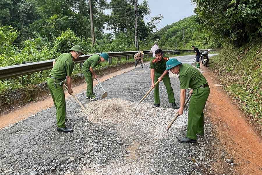 La policia de la comuna de Tan My repara y garantiza la seguridad de la carretera intercomunal. Foto: CAX Tan My