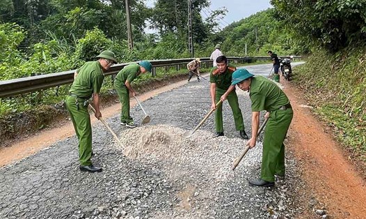 Công an xã Tân Mỹ sửa chữa, đảm bảo an toàn tuyến đường liên xã. Ảnh: CAX Tân Mỹ