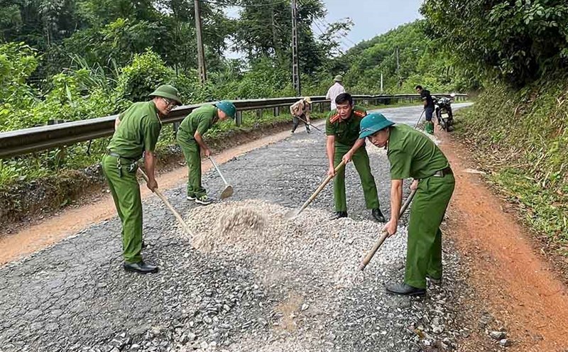 Tan My Commune Police repair and ensure safety of inter-commune roads. Photo: CAX Tan My
