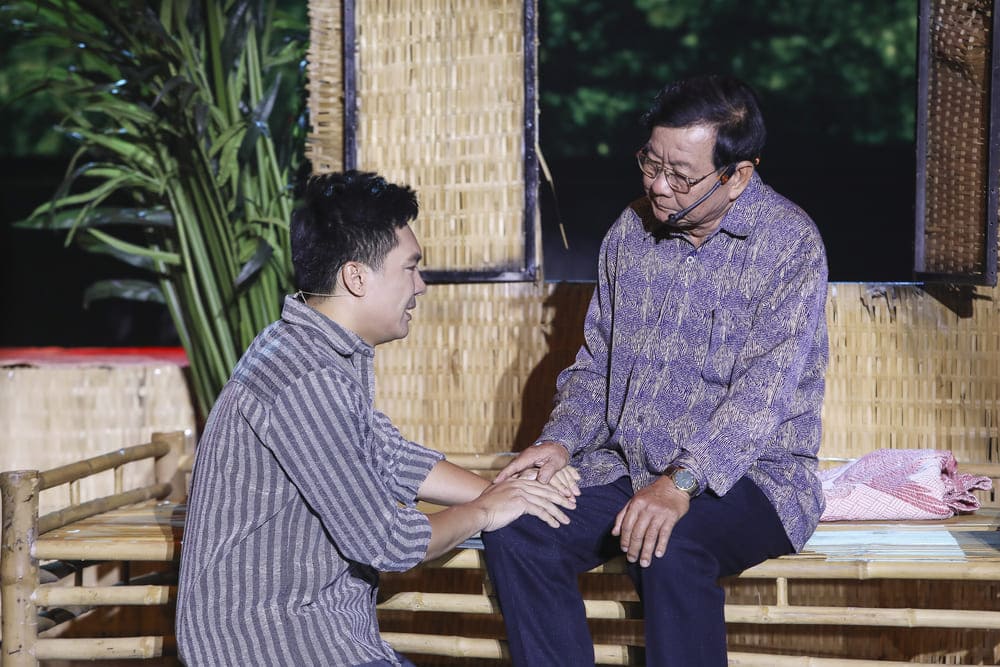 MC Quoc Tri and his biological father moved the audience on the stage of "Tinh Bolero 2025". Photo: Character provided
