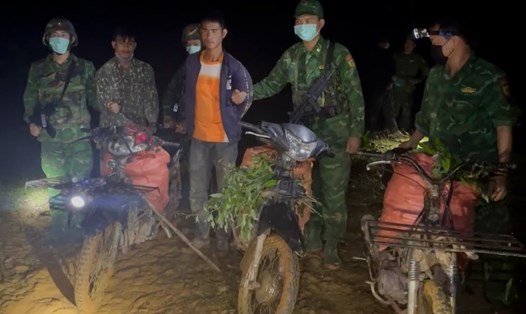 Bộ đội biên phòng ngăn chặn vụ vận chuyển 160kg thuốc nổ TNT qua biên giới. Ảnh: Biên phòng Quảng Trị